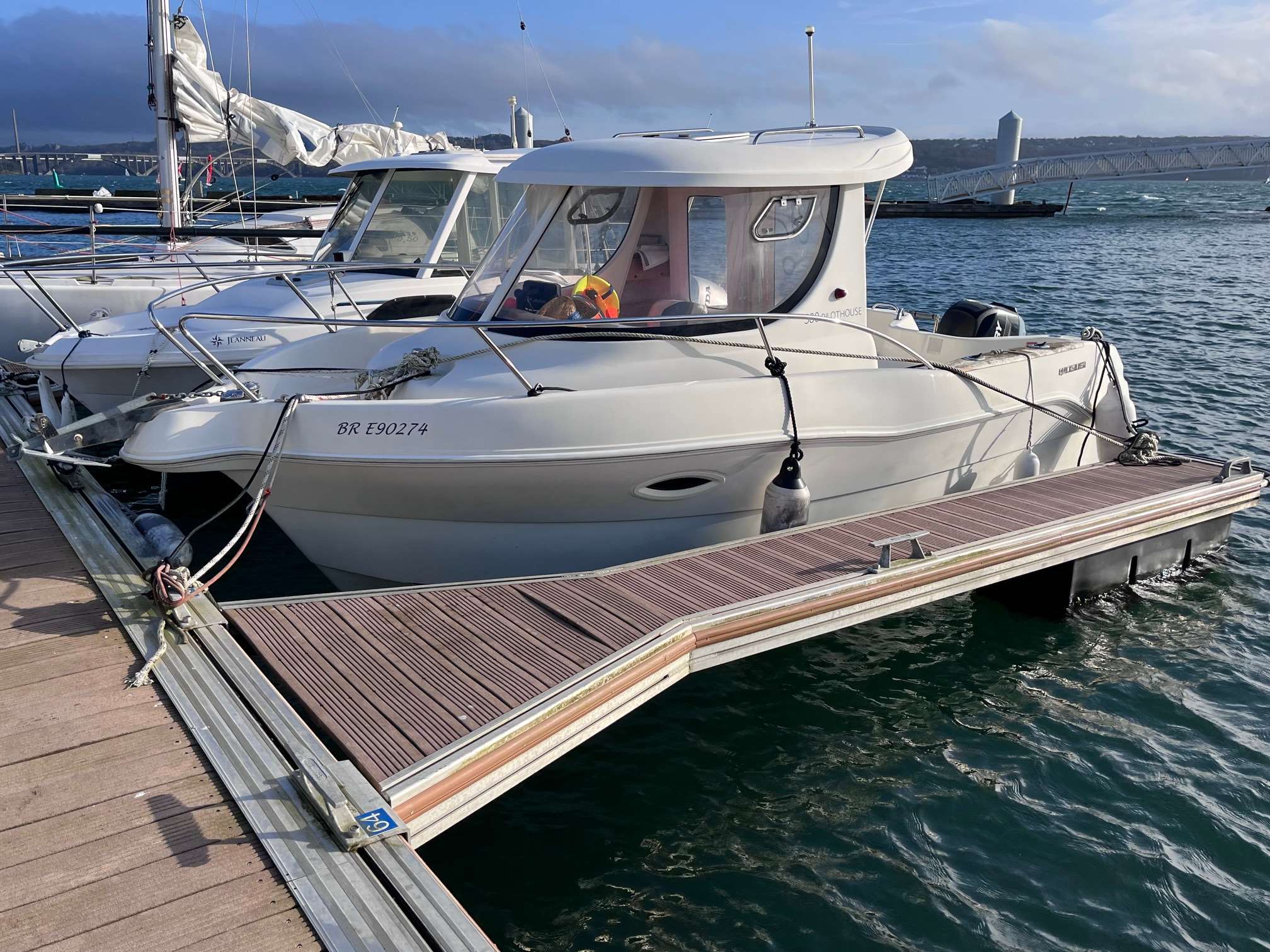 slider 1 Quicksilver  580 Pilothouse